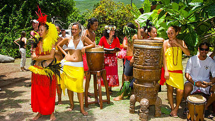 Traditionelle Tänzer während der Aranui 5 Postschiffreise zu den Marquesas Inseln, Französisch Polynesien