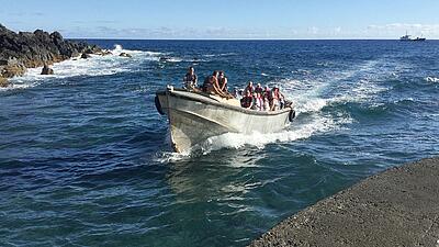 Anlegen im Beiboot auf dem Weg nach Pitcairn